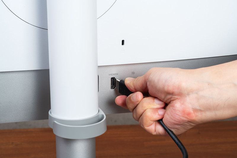 背面インターフェイスが下方向ではなく、背面方向に向いている。ケーブル接続時に「背面を下からをのぞき込んで、見えにくいのにイライラしながら手探りで挿す」状況から解放される。ちなみに1つ前の写真を見ると分かるが、HDMIとDisplayPortの向きが変えてあるのもポイントが高い