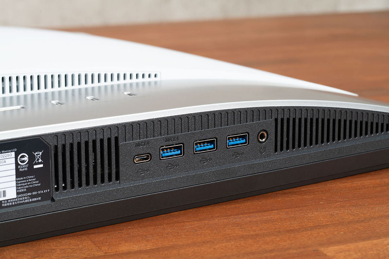 本機はUSBハブ機能を搭載しており、液晶パネル下部のType-C、Type-A 3基のUSBポートと背面のThundrbolt 4ポートにつないだUSB機器をPCから利用できる