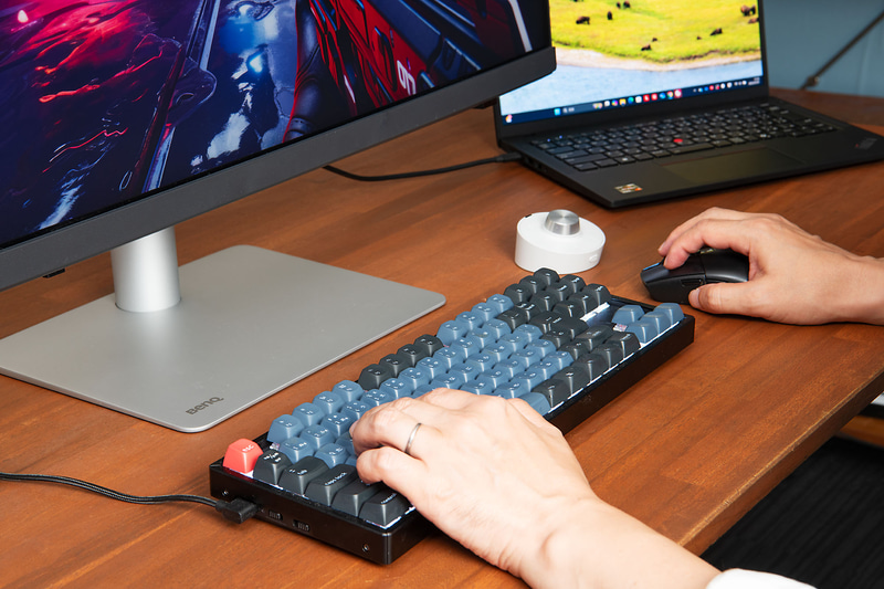 お気に入りのキーボードマウスで2台のPCを操作できるのは作業効率の面からもスペース効率の面からも大きい