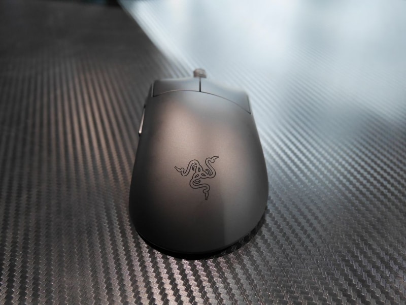 背面、ロゴは発光しない