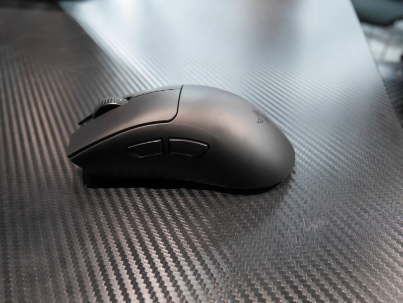 左側面、側面の2ボタンは間に間隔が設けられた