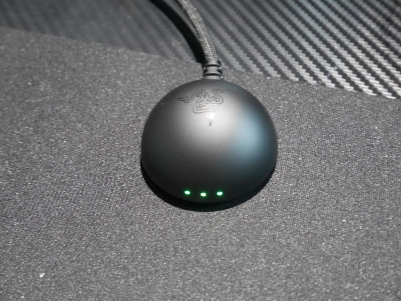 ワイヤレスドングル。本体のLEDインジケータで接続強度などを表示する