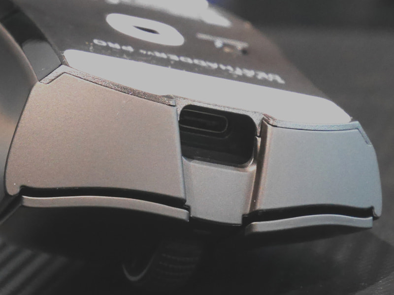 本体前面の有線接続兼充電用USB Type-Cポート