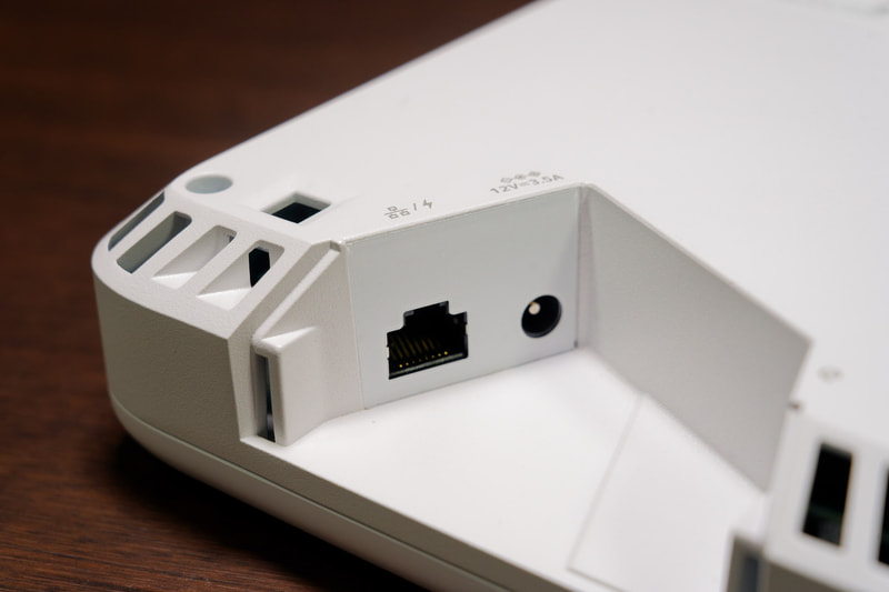 本体背面にあるPoE対応の10Gbps LANポート(左)と、別売ACアダプタ接続用のDC端子(右)