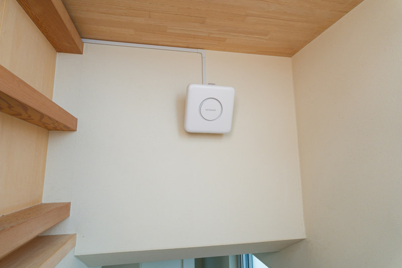 壁に設置し、LANケーブル1本だけで配線。見た目のすっきりさはいつ見ても気持ちがいい