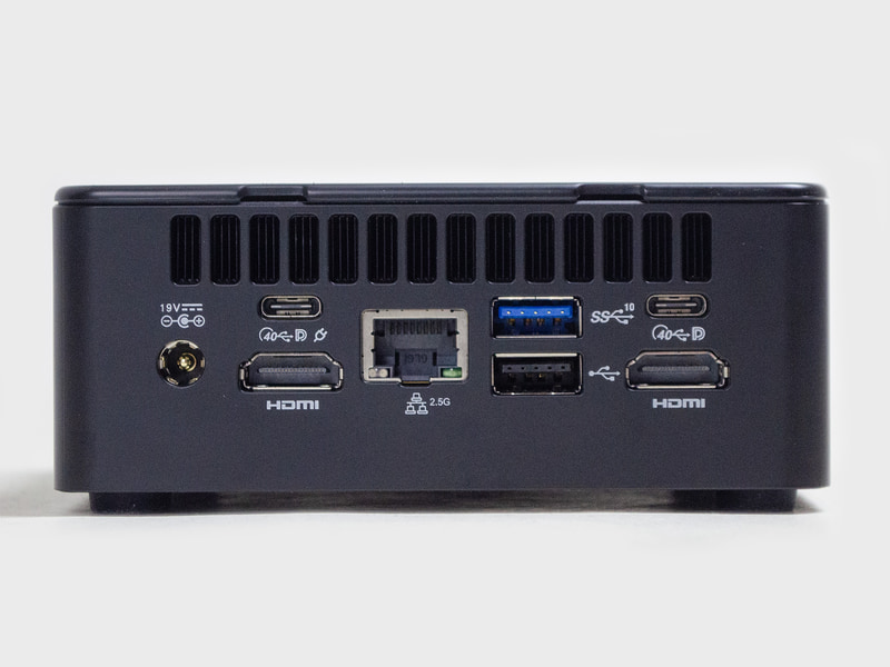 背面。電源入力、USB4 2基、HDMI、2.5GbE、USB 3.2 Gen 2、USB 2.0、HDMI。左側のType-Cは100W PD入力に対応