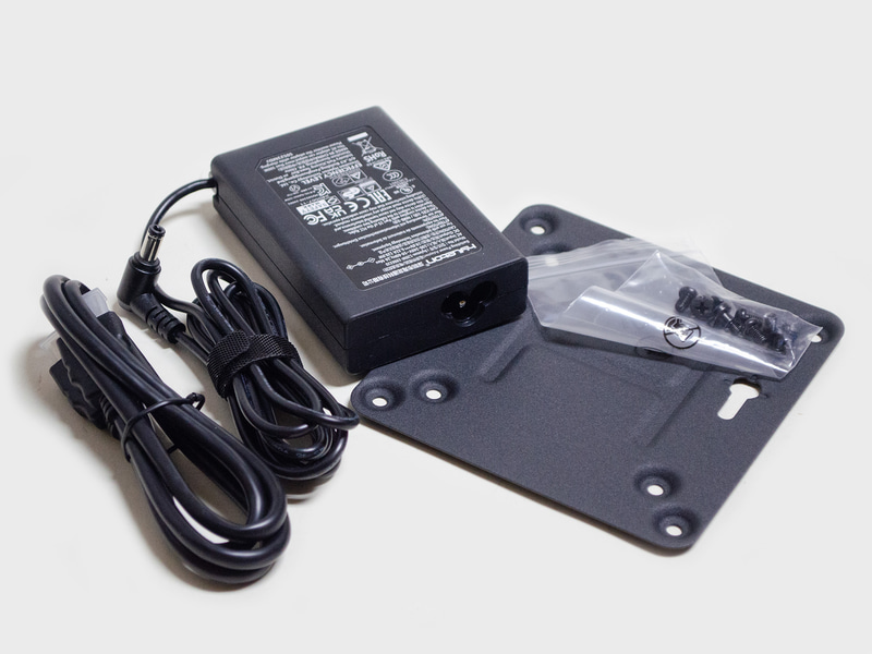 付属品。ACアダプタ(サイズは約97×63×22mm、重量261g、出力19V/6.32A)、VESAマウンタとネジ、HDMIケーブル