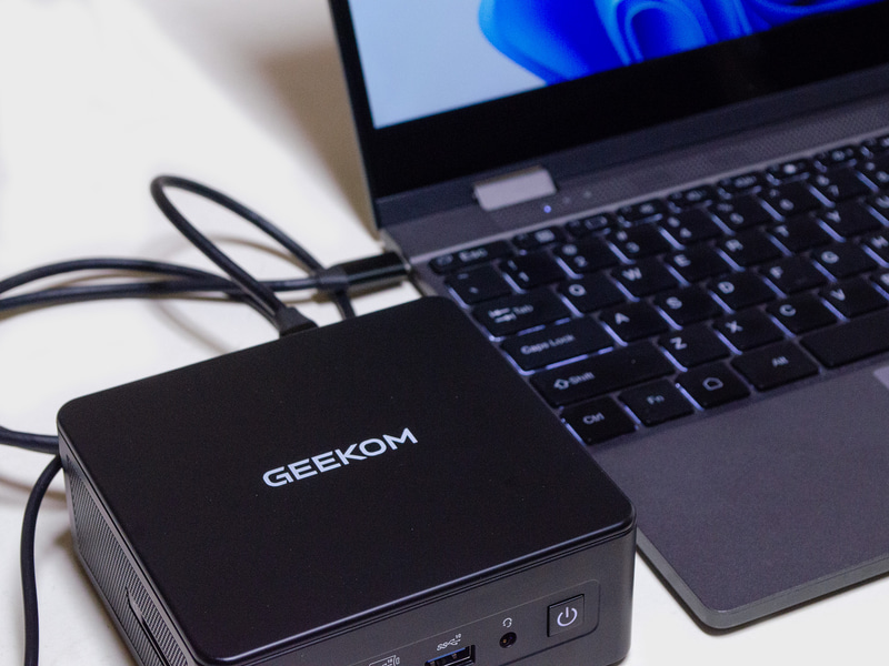 いつものキーボード付きモバイルモニターへ接続。USB4があるのでType-C/Type-Cケーブル1本で接続できる