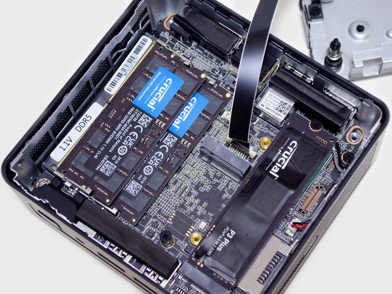 M.2 2280 SSDが装着済み。もう1つM.2 2242が空き。メモリもSSDもCrucial製