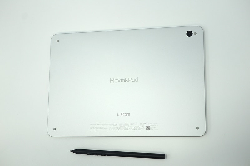 背面はすっきりとしたデザイン