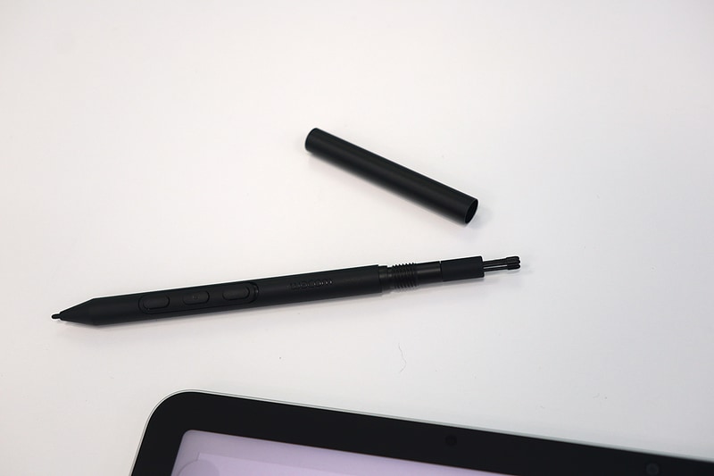 後部に替芯を収納する(ここはバランスウェイトなどを入れる場所だが、MovinkPad 11では替芯収納となっている)