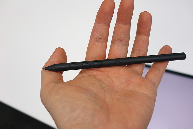 付属のWacom Pro Pen 3。軽量で持ちやすい