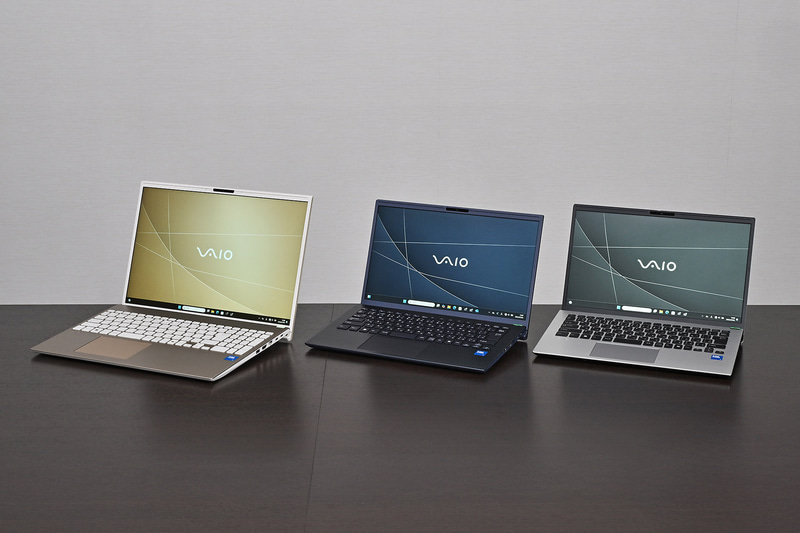 VAIO F16のサテンゴールド(左)、VAIO F14のネイビーブルー(中)およびサテンシルバー(右)