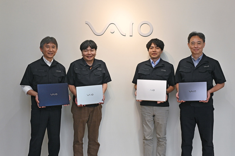VAIO F16とVAIO F14を手に持つ開発者の面々