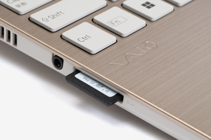 VAIO F16はフルサイズのSDカードスロットを利用可能