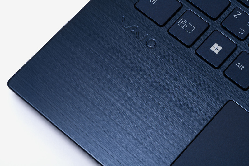 質感の高いアルミ一枚板のキーボード面