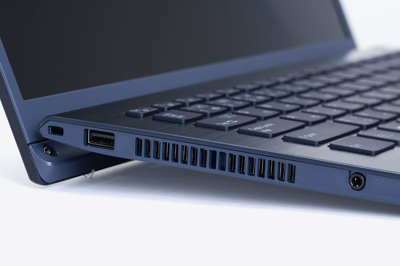 チルトアップヒンジはVAIOらしさを象徴するような存在