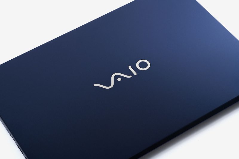 天板のロゴには金属素材を使用しており、ここも質感にこだわり