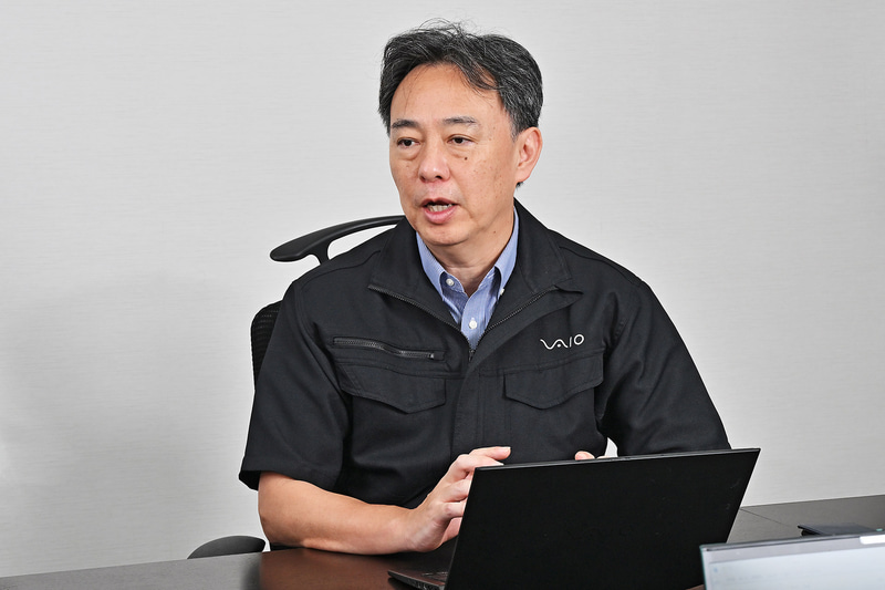開発本部プロダクトセンター部長の鈴木一也氏。VAIO S13を担当したメンバーがVAIO F16とVAIO F14の開発も手がけていると話す