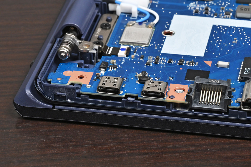 片側に2ポート配置されたUSB Type-C。上位モデルにならって左右側面に1つずつ配置することも検討したが、コスト面を考慮してVAIO S13の設計を受け継いだ