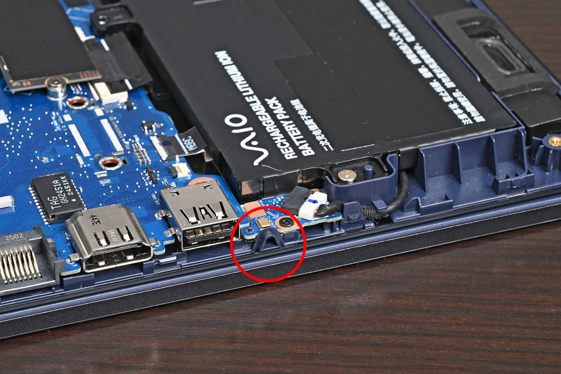 中央に見える小さな三角形が3つ目のマイク