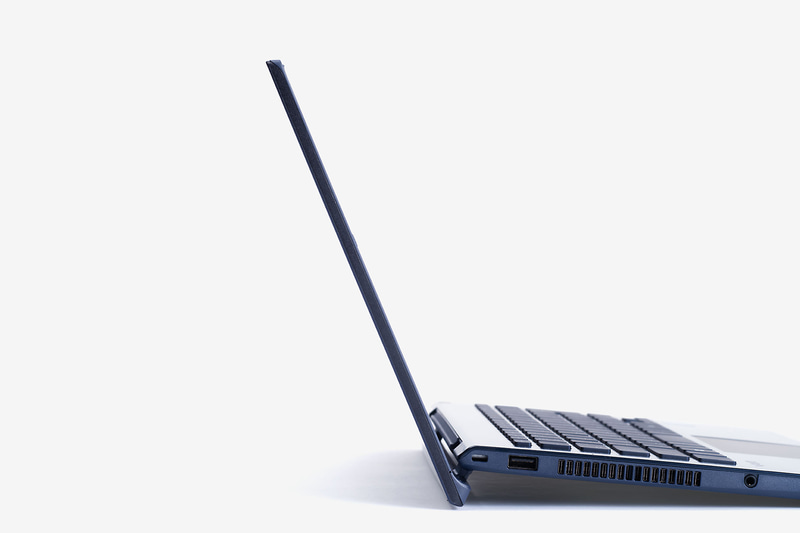 ディスプレイ部分の外装は旧モデルと変わらないが、ディスプレイパネルは軽量化されている。これにより、本体の軽量化につなげた