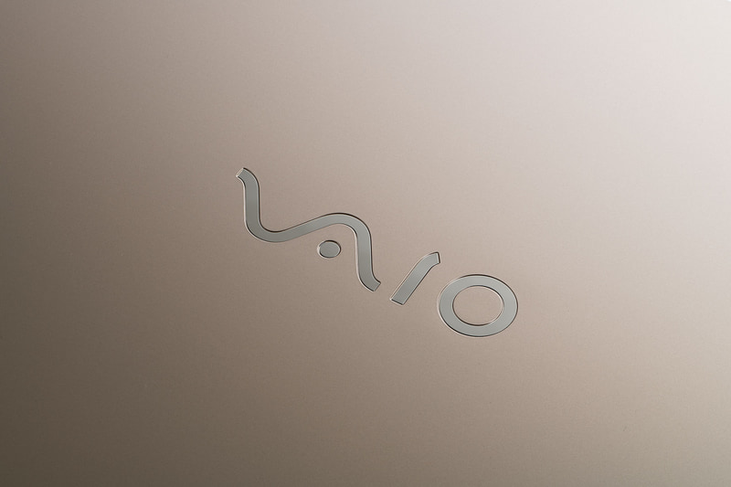 よく見ると単色ではなく、微細なキラキラ感がある。樹脂素材だがチープ感がない