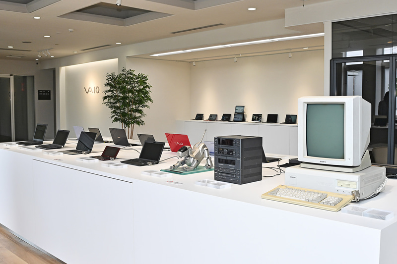 本社工場のエントランスはビジネス関係者向けのショールームとなっており、過去に製造を手がけた懐かしい機器が並ぶ