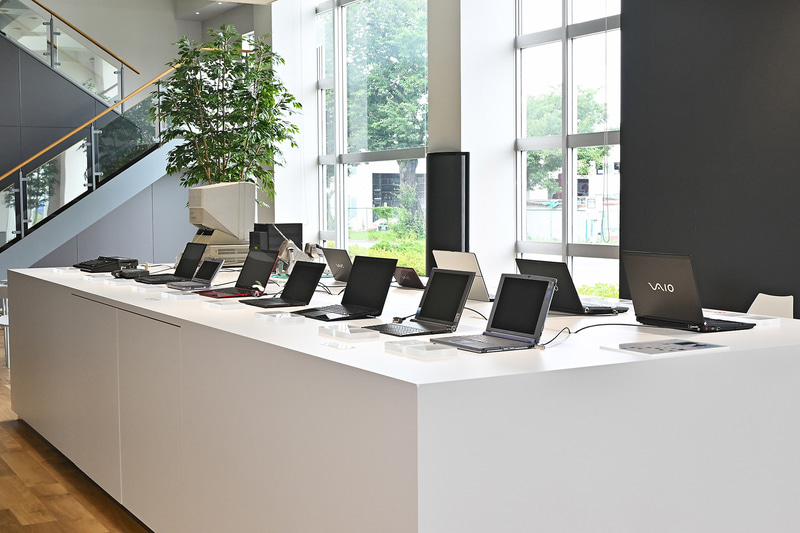 本社工場のエントランスはビジネス関係者向けのショールームとなっており、過去に製造を手がけた懐かしい機器が並ぶ