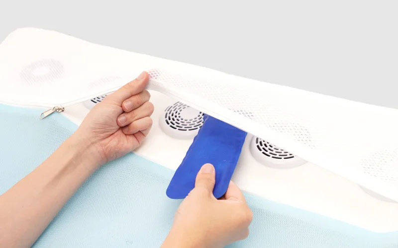 送風ファン付近に保冷剤を入れることで風の温度を下げられる