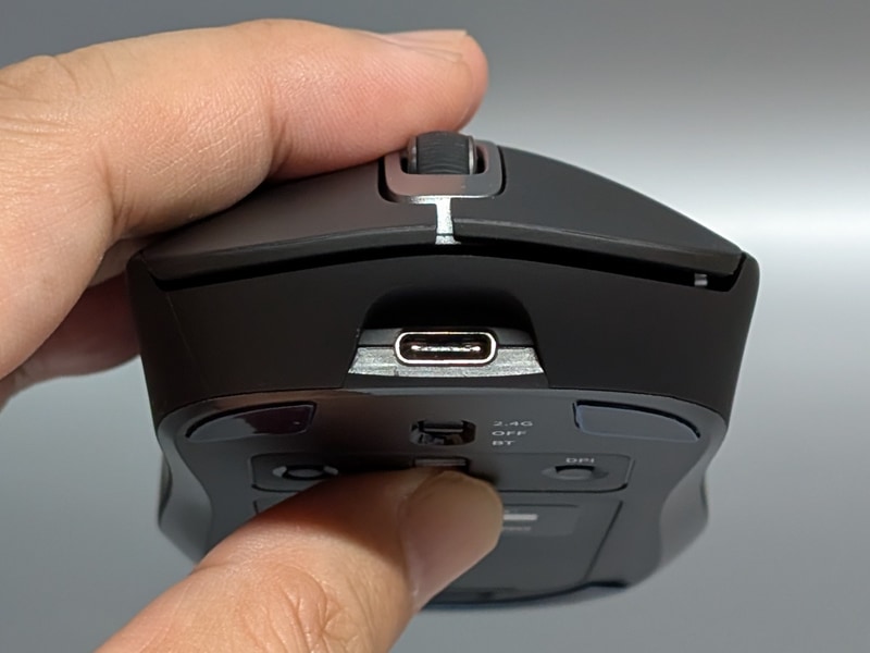 先端には充電用のUSB Type-Cポートを備える