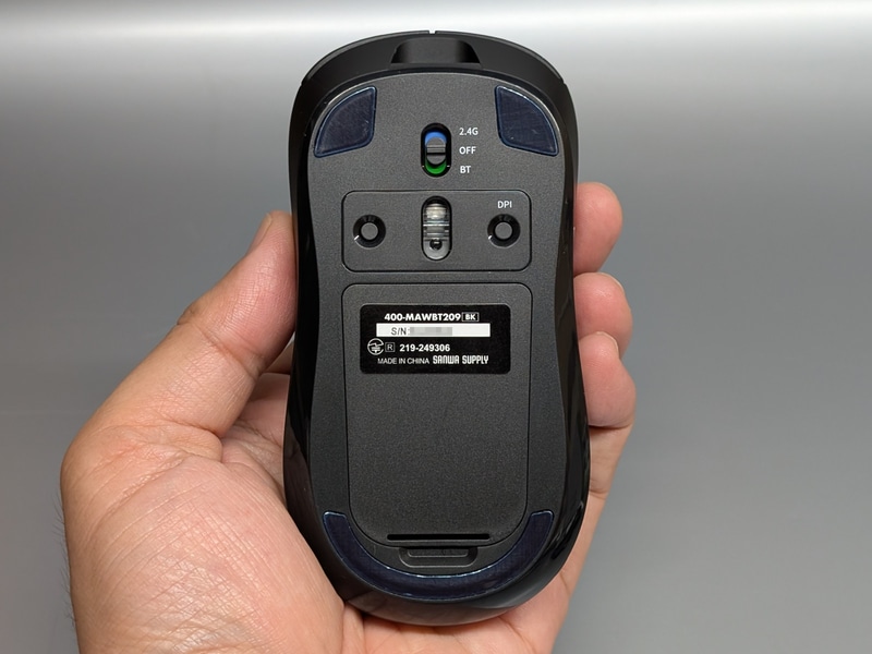 底面。DPI切替ボタンのほか、2.4GHzとBluetoothを切り替えるスイッチも搭載する