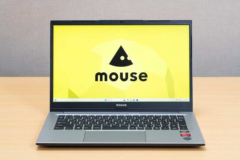 14型ディスプレイ搭載で、左右ベゼル幅が狭められており、サイズは十分コンパクト