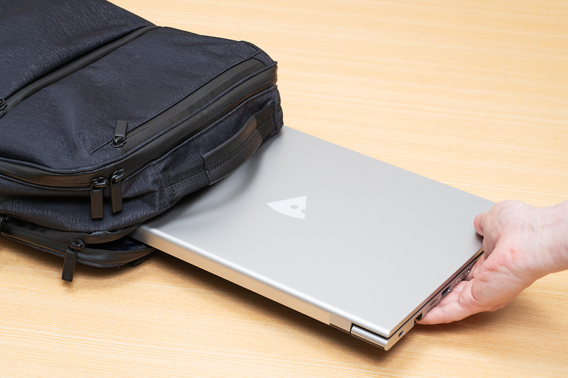 重量も1.34kgと軽く、カバンに入れて軽快に持ち歩ける