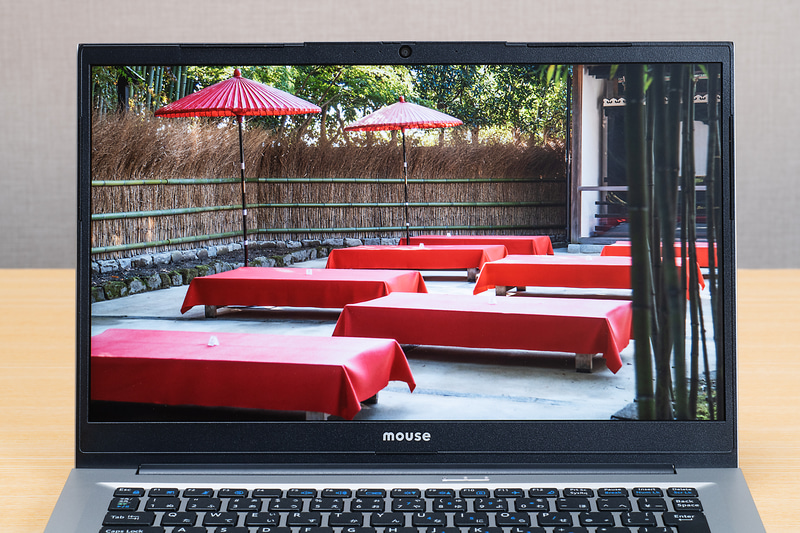 14型フルHDディスプレイは、広視野角で発色も申し分ない。非光沢処理で外光の映り込みが気にならない点もうれしい