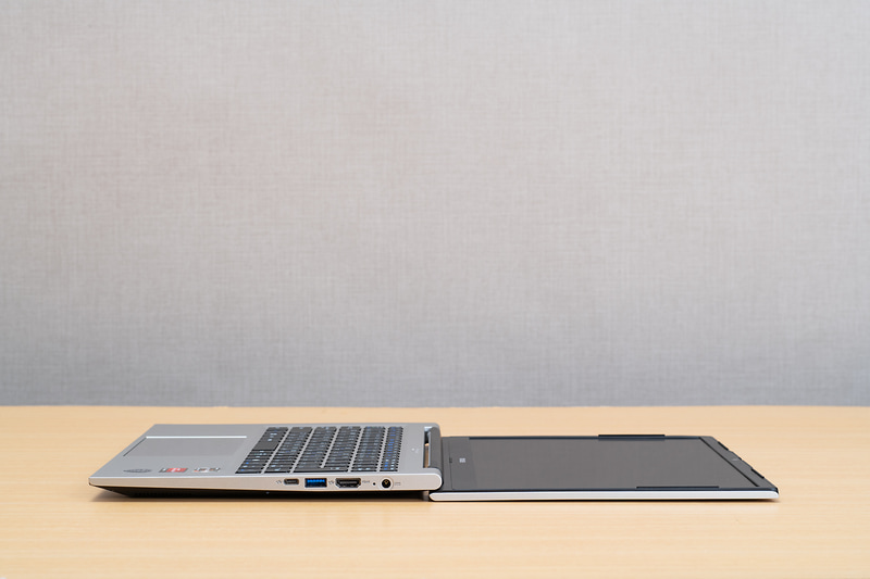 ディスプレイは180度水平まで開くため、無理やりディスプレイを開いてヒンジが破損する心配がない