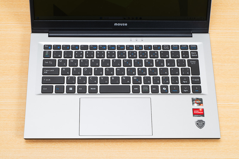 アイソレーションタイプの日本語キーボードは、標準的な配列で主要キーはフルピッチを確保。タッチタイプも軽快だ