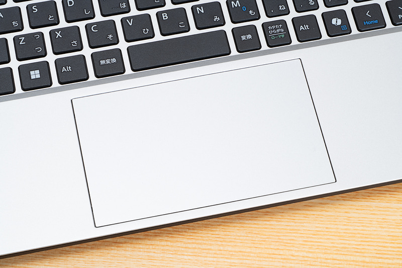 大型のタッチパッド搭載で、ジェスチャー操作も軽快だ