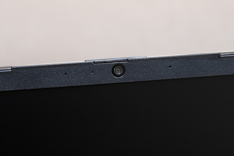 ディスプレイ上部には200万画素のWebカメラを標準搭載