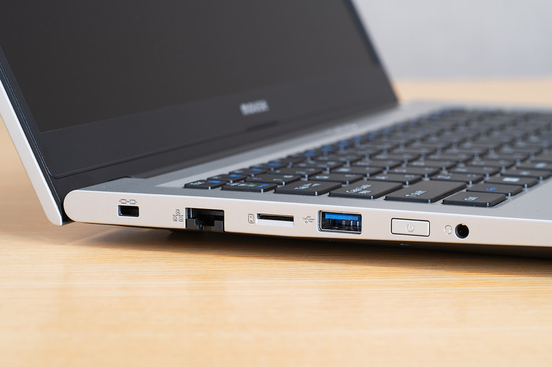 左側面には、Gigabit Ethernet、microSDカードスロット、USB 3.2 Gen 1、3.5mmオーディオジャックを配置