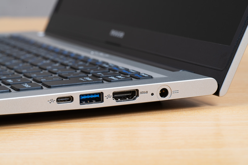 右側面にはUSB 3.2 Gen 2 Type-C、USB 3.2 Gen 1、HDMI、電源ポートを配置