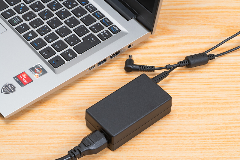 標準付属のACアダプタは丸形コネクタを利用するが、USB Type-CはUSB PD対応で、オプション品や汎用の小型USB PD対応ACアダプタでも給電でき便利だ
