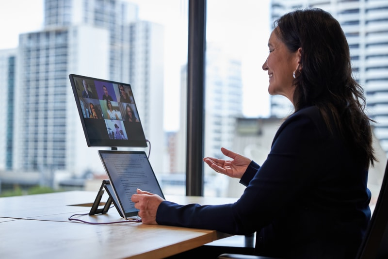 エスプレッソ スタンド プラスで本体を持ち上げた使用例