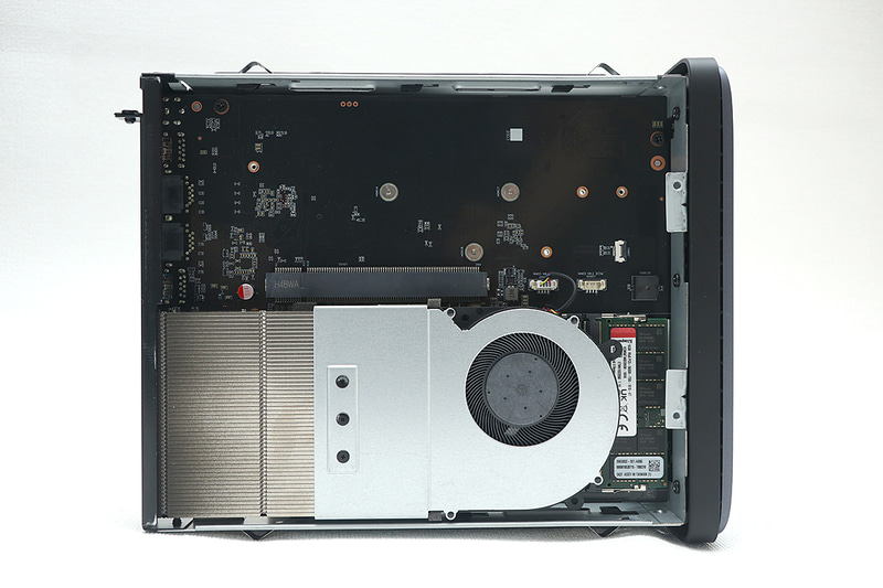 底面のCPU側。メモリなどもこちらから換装する。また、PCIe x16形状のスロットを備えている