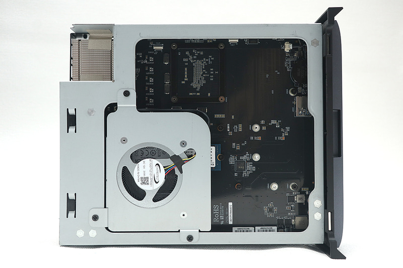 上部のストレージ側。SSD上部にファンを備えている