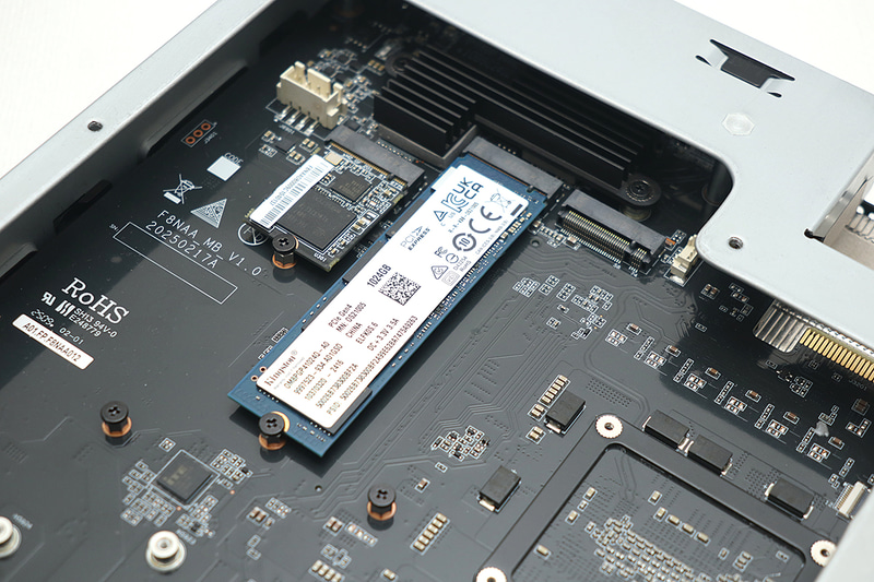 サンプルでは64GBのSSDに加え、Windowsが入った1TBのSSDも装着されていた(実際の製品には装着されない)