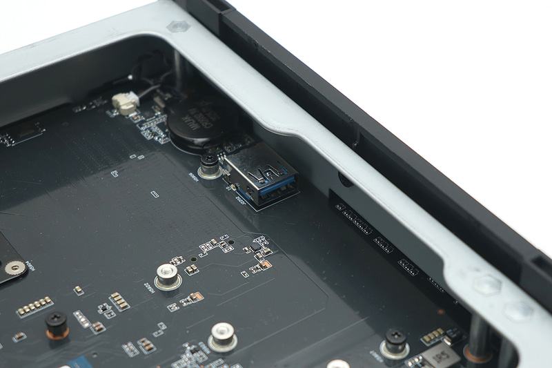 オンボードUSBポートも見える