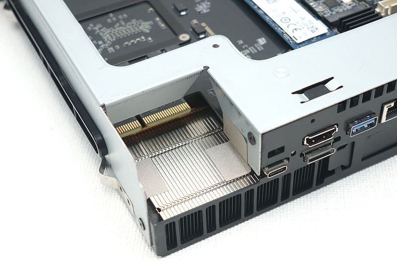 SATAのHDDとは専用のコネクタで接続するようだ