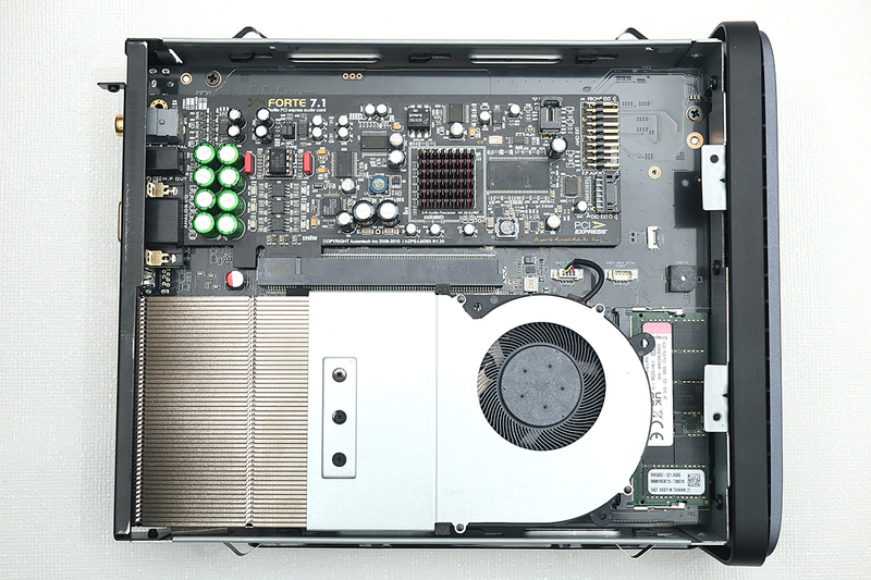 MS-01やMS-A2と比較して拡張スロットの奥行きに若干余裕がある