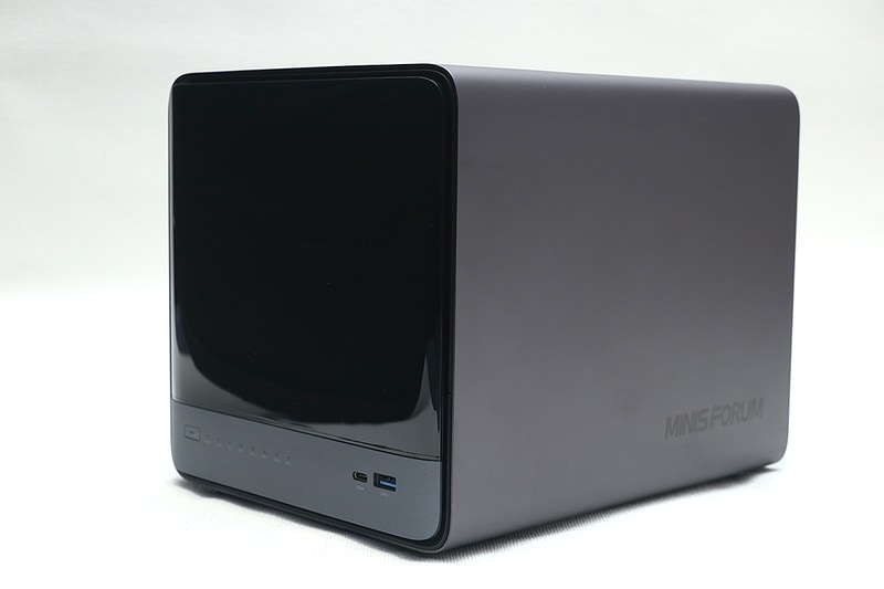 マグネットで着脱可能な前面カバーが付属する